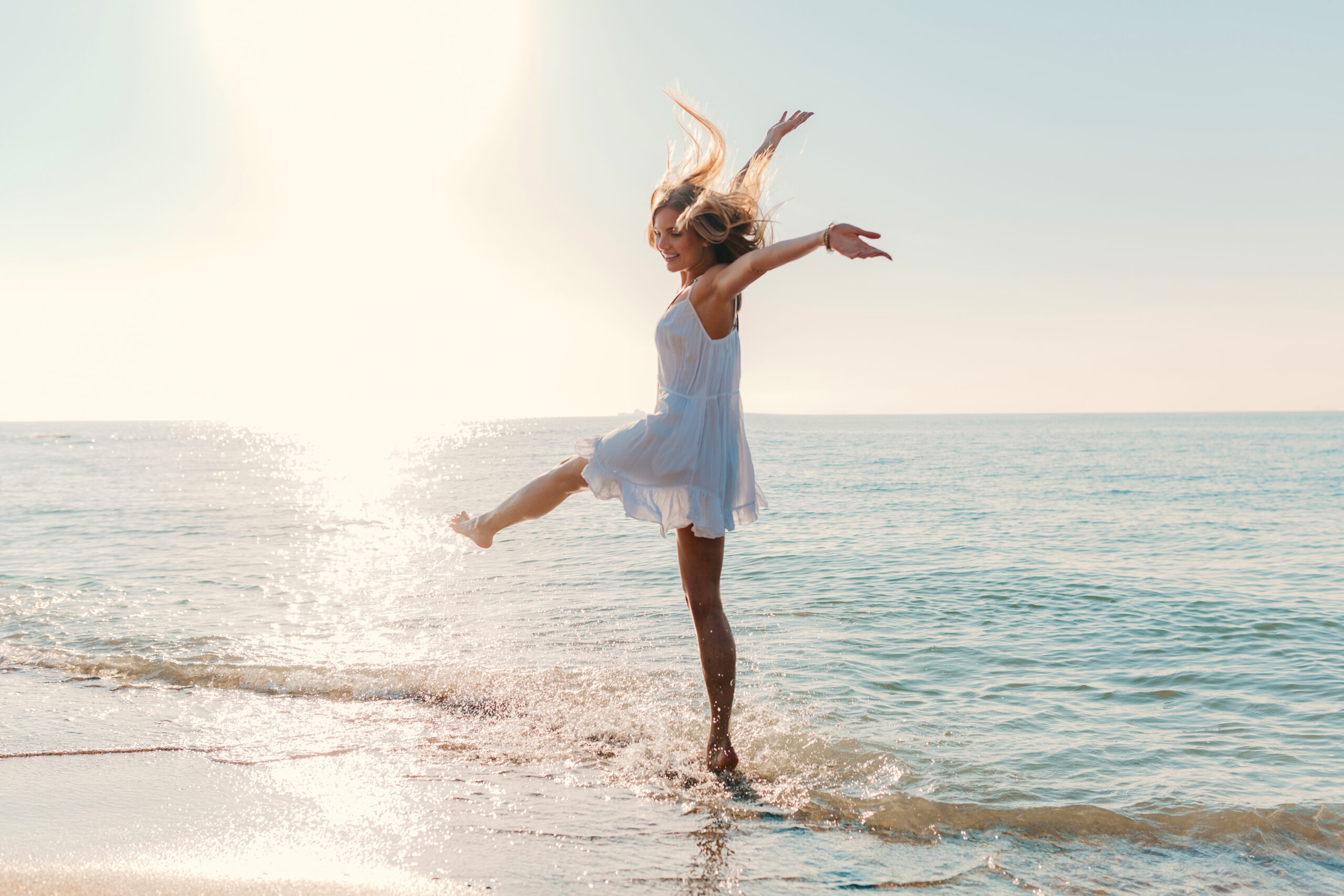 Ragazza in spiaggia durante le vacanze a Catanzaro Lidfo con mare bandiera blu