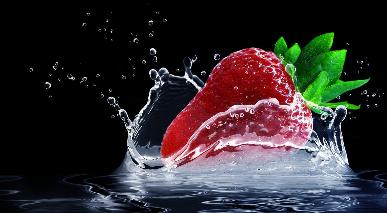Fragola che si tuffa in acqua la massima espressione dell'estate al mare